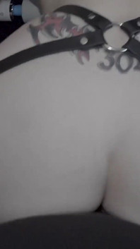 Roztomilá gotická stříkačka naplněná mrdkou