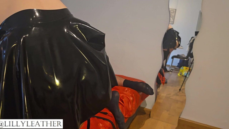 LillyLeather: Nô lệ bị bà chủ latex đụ lỗ hậu với dương...