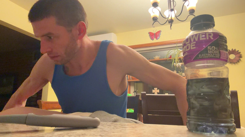 Alpha stud 4 u: Piega la ragazza emo sopra la cucina. Sgabello in brillante...