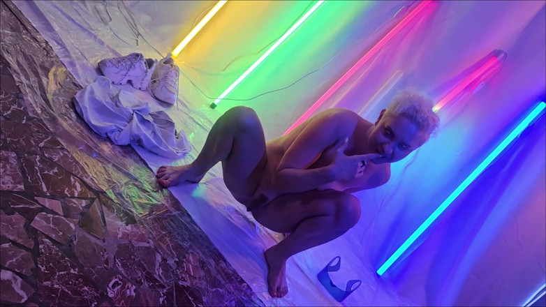 Flexble Hanna: 발롱에서 자위하고 시오후키하는 로봇 소녀