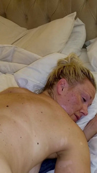 Heiße Vorstadt-amateur-mormonische Hausfrau Reitet Riesigen Dildo Zum Kontrahenten Orgasmus Und Bekommt Creampie