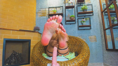 Lia Wood: Awek berambut merah melancap dan secara tidak sengaja meninggalkan kameranya