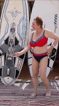 Rollenspiel: Ich bin unter der dusche. Du siehst mich am strand, ich tanze und flirte mit dir und du folge mir in mein zimmer