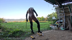 Nude Sportswomen: 筋肉質な女性が男性の果物を潰す - スローモーション