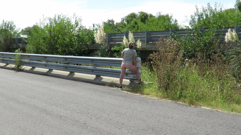 Milfcamsex: Patricia op de brug over de weg