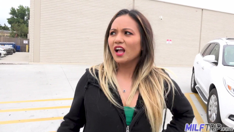 MILF Trip: La MILF asiatique Lana Violet reste excitée toute la journée