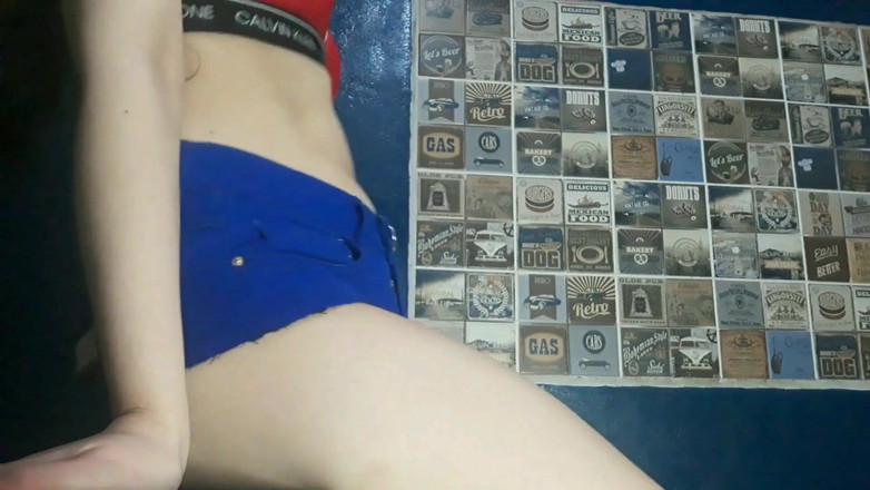 Little Ant2: Nachytal jsem svou holku při masturbaci