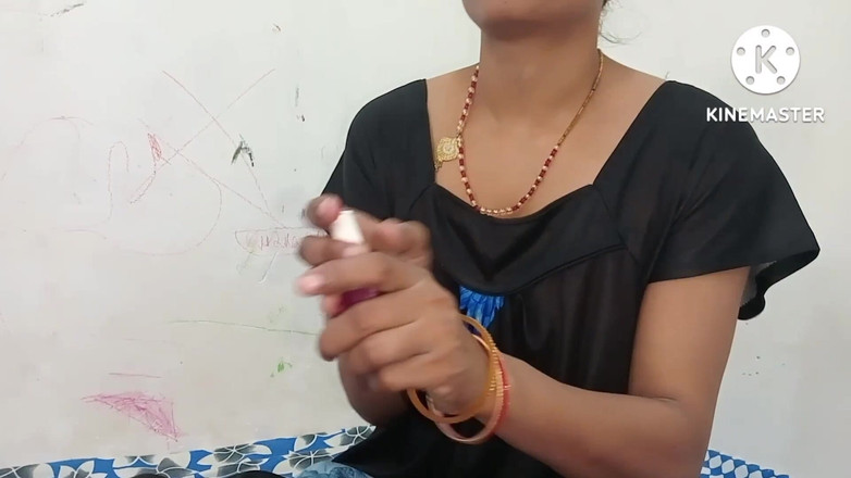 Ankurpriya000: Ta priya bhabhi cloue le vernis et montre sa culotte