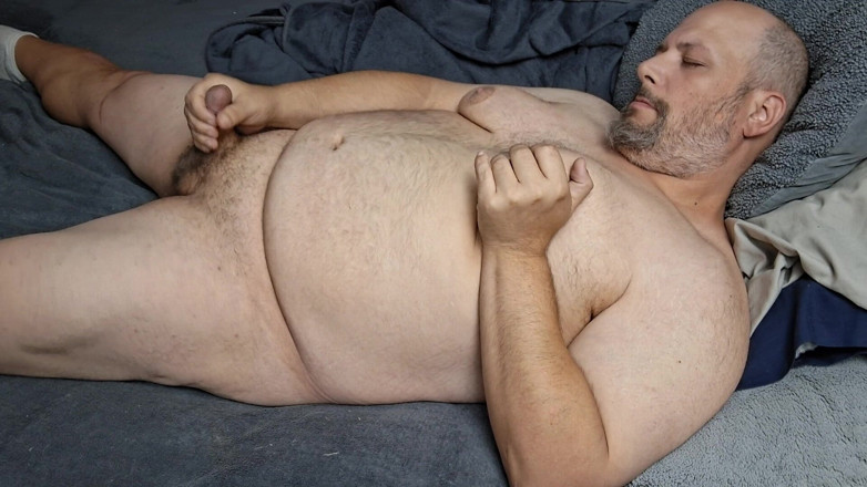 Printsofallsayings: Un mec pulpeux se couche dans son lit et jouit