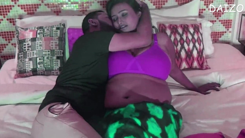 AlexDaizo: 大屁股德西 bhabi 在酒店房间里被 dewar 性交