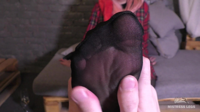 Mistress Legs: POV-fußmassage von nylonfüßen in schwarzer und weißer strumpfhose