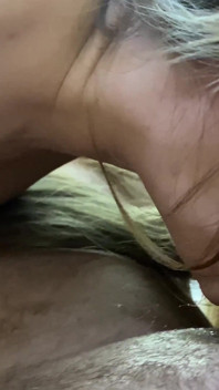 Follando la cabeza babeante de la esposa de otro hombre, llenando mi boca de semen