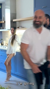 Za scénou! Nevinně vypadající teenageři Sasha Paige a Luna Evans se dostávají do špinavé trojky!