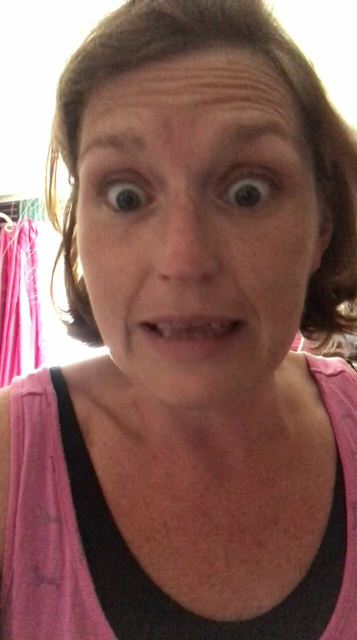 MistressWriggler: Awek hippy yang menyeronokkan panas berkencing dalam gelas dan bermain...