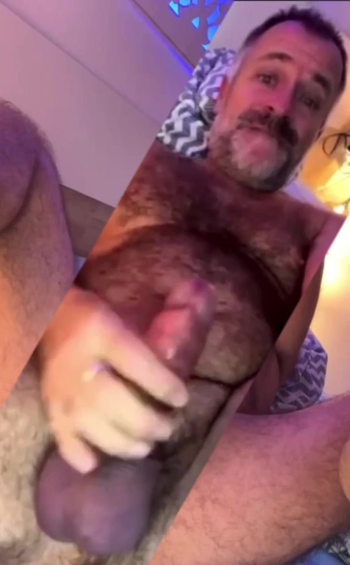 Daddybearvlc: この男はTiktokには熱すぎる