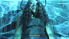 Miss-Safiya: Un incantesimo magico strizzacervelli