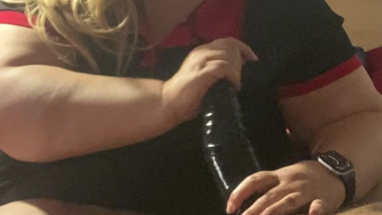 Daddykane: La milf bionda britannica si scatena con un enorme bbc....