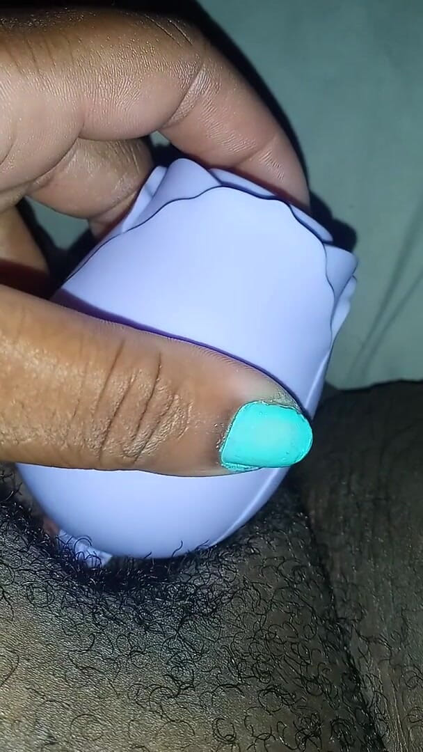 Juicy body goddess: Vibrating my juicy clit