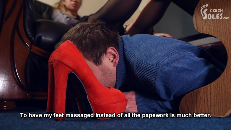 Czech Soles - foot fetish content: Kantoorsecretaris dubbele voetaanbidding en verrassing op hoge hakken