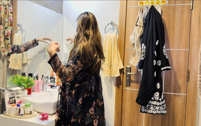 Sarakhan: 발정난 새엄마가 한 방에서 배다른 아들과 호텔 침대를 공유하면 어떻게 될까요?