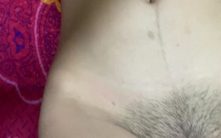 Riya mickey: Arkadaşının düz Hintli seksinde ilk kez buluşuyor ve sikişiyor sert...