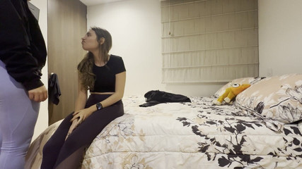 scarlettandc: İki kız spor salonundan terli geliyor, kıyafetlerini çıkarıyor ve orgazm olana...