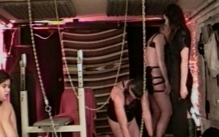Filles Francaises: Des salopes françaises excitées profitent d’une orgie BDSM
