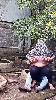 Garden Girlfriend with Boyfriend Blowjob and Fucking Without Condom