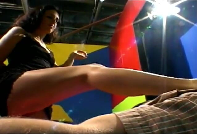 Sex Karma: Una mora arrapata allarga le gambe e il ragazzo le...