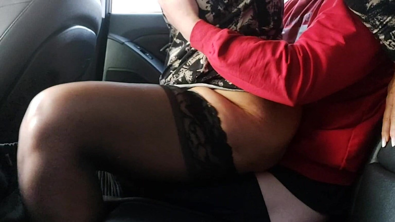 Step Mommy: Возбужденная мачеха в чулках скачет на своем пасыноке в машине