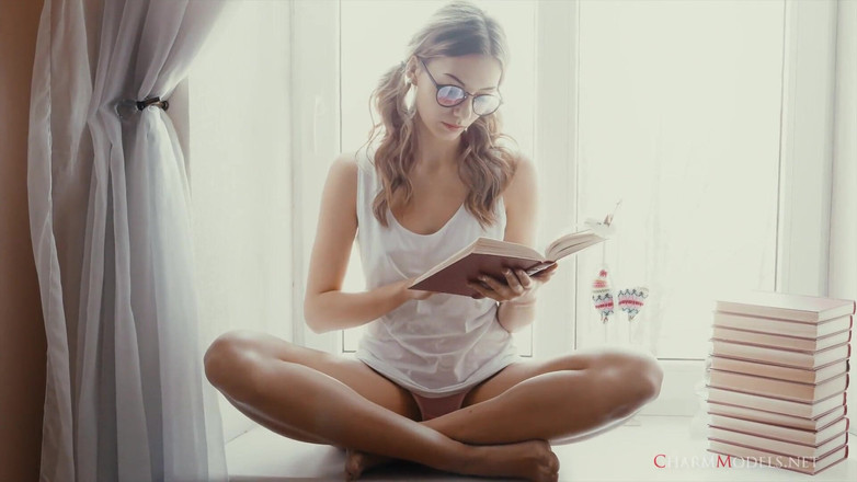 CharmModels: Mia Moon Studentă sexy în tricou umed