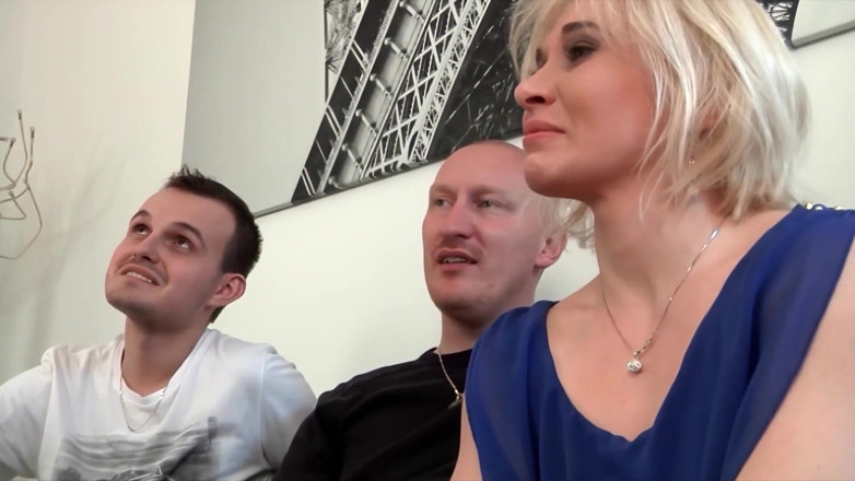 Old & Young: Loira garota molhe a buceta em uma foda de corno