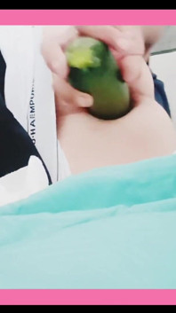 Mladý muž otevírá konečník
