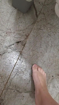 Petite Française Ce Fait Du Bien Dans La Salle De Bain Et Méga Squirt