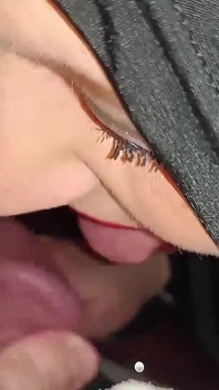 Una prostituta musulmana sposata ha succhiato il cazzo del suo amante nel parcheggio e ha ingoiato il suo sperma.