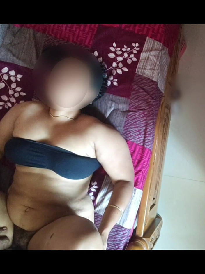 Black & white desicat: Гарячу тамільську домогосподарку з великими цицьками в чорному бюстгальтері відтрахали