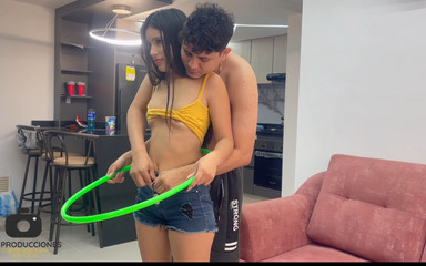 JazminPalvin: Küçük üvey kız kardeşime nasıl oynayeceğini öğretiyorum ve sonunda onu sert sikiyorum...