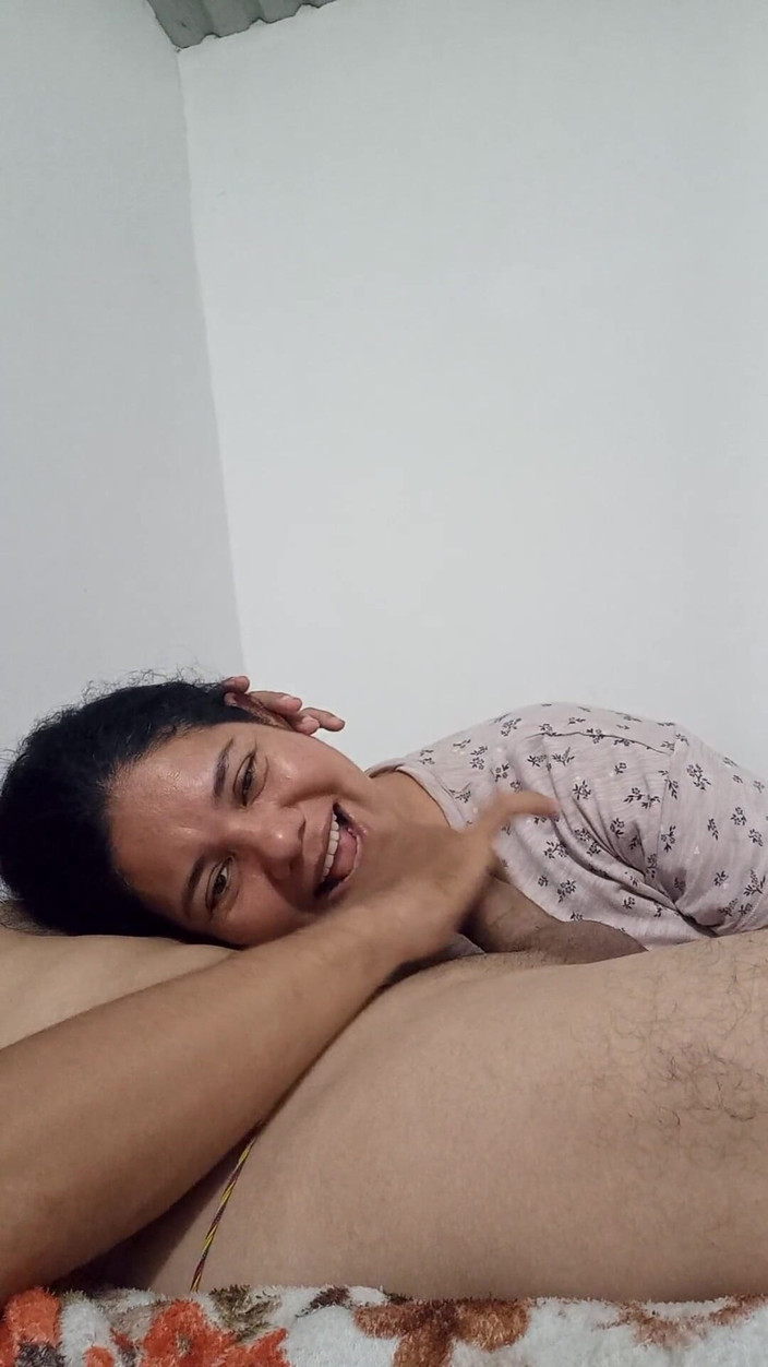 Valkyrieandluigy: Vrouw zuigt pik in speenstijl