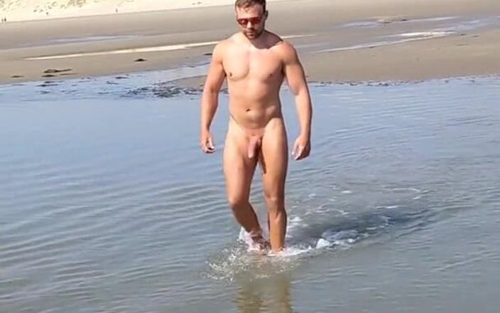 Mr Britain X: Spiaggia nudista con un grosso fusto coi cazzi - mrbritainx
