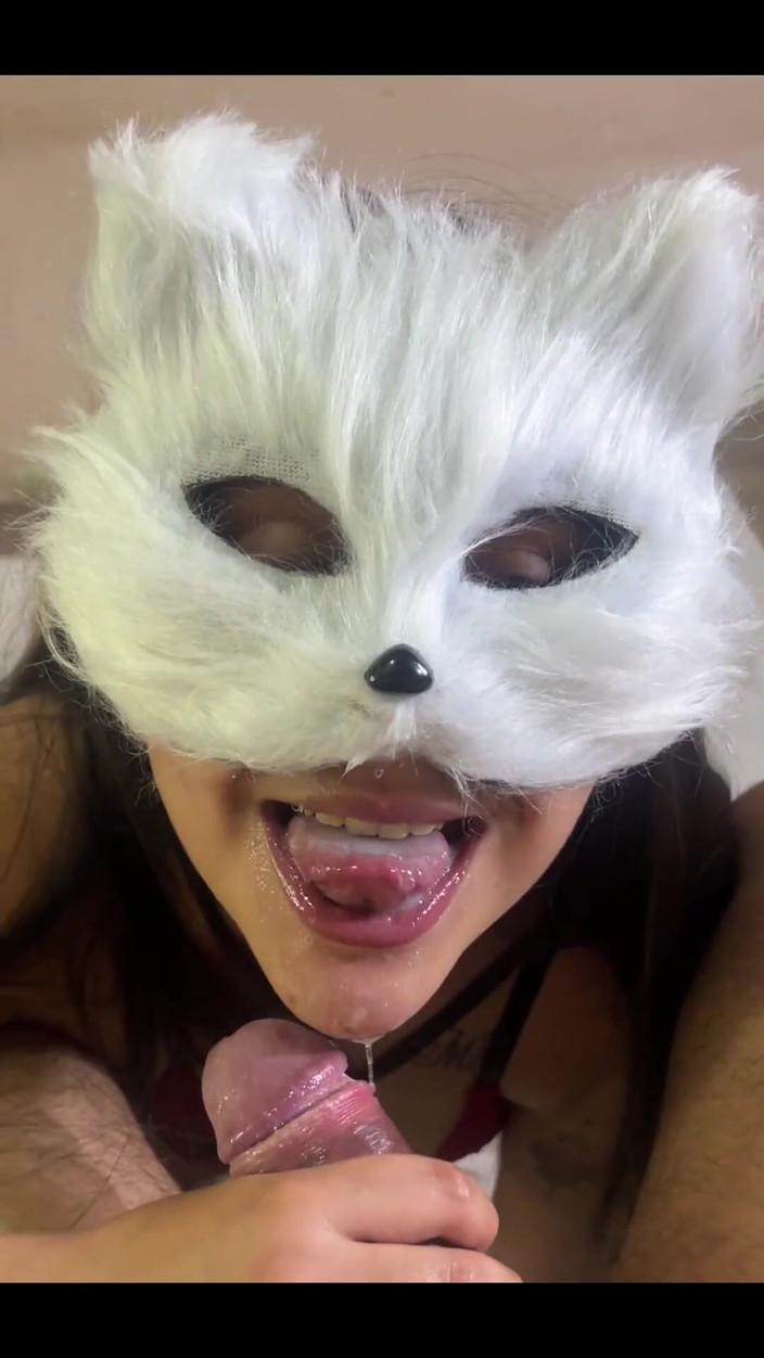 Maelis: 今日はミルクが欲しいいたずらな子猫です