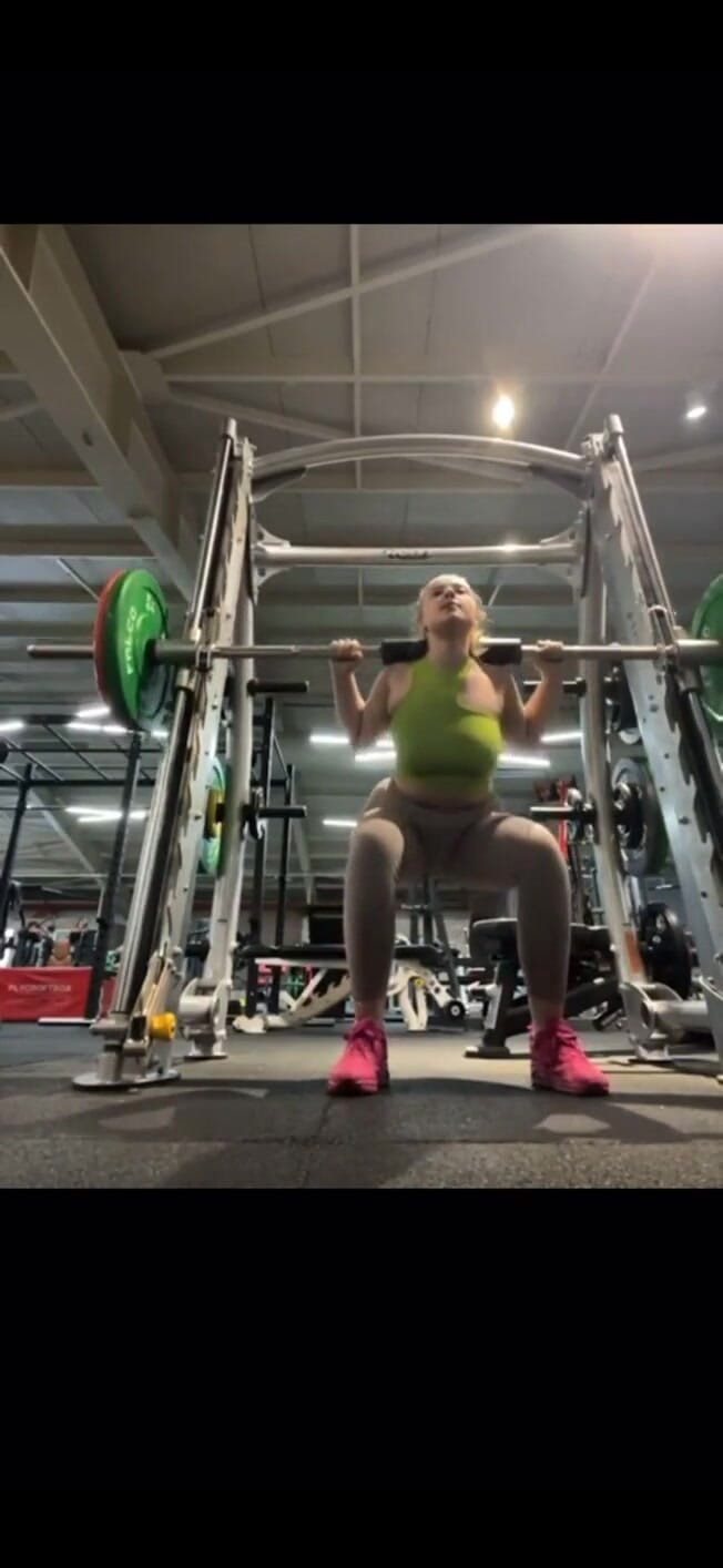 JuiceLussie: 체육관에서 훈련과 자위