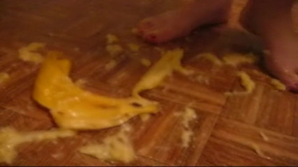 Sexy Amateurz: Schiacciamento del piede per una banana