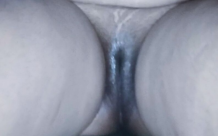 Kesyjaanam: Bhabhi stopte brinjal in haar natte poesje en scheurde het,...