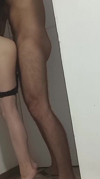 El ejaculează în interiorul corpului meu zvelt, în picioare și purtând lenjerie sexy.