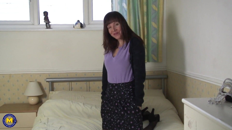 Mature Solo NL: Brunette mature enjoys rubbing and fingering her wet vagina
