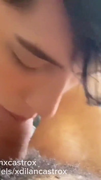 Hetero-nachbarin wird von jungem schwulen verführt, fickt ohne gummi und kommt in seinen süßen arsch, creampie