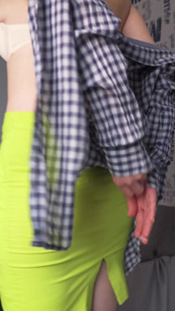 Tante seksi amatir ini lagi asik ngentot pakaian olahraga dengan celana dalam belakang lengkap