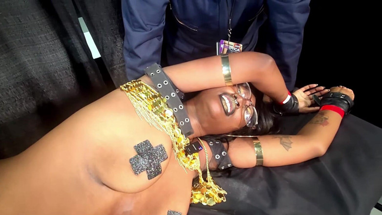 BleuFetish Tickling: Rzeczywistość wampir łaskotanie Aki Kim i Jay Begs Mercy 2x w Exxxotica...