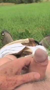 Ein älterer herr sieht ein junges mädchen, das probleme mit ihrem auto hat