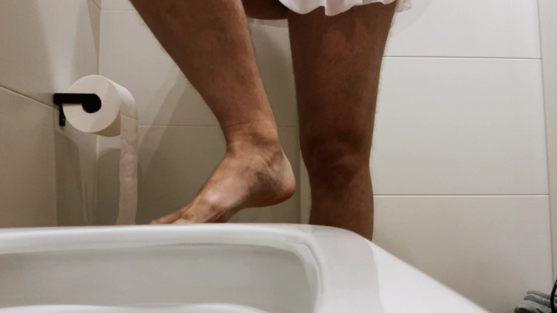 Culon: ミニスカートでお尻が大きい女装者がおしっこをしている